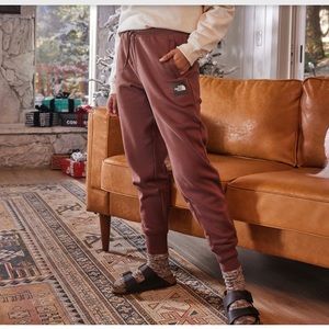 THE NORTH FACE Box NSE Womens Joggers. Brand new, never worn. Tags still on.